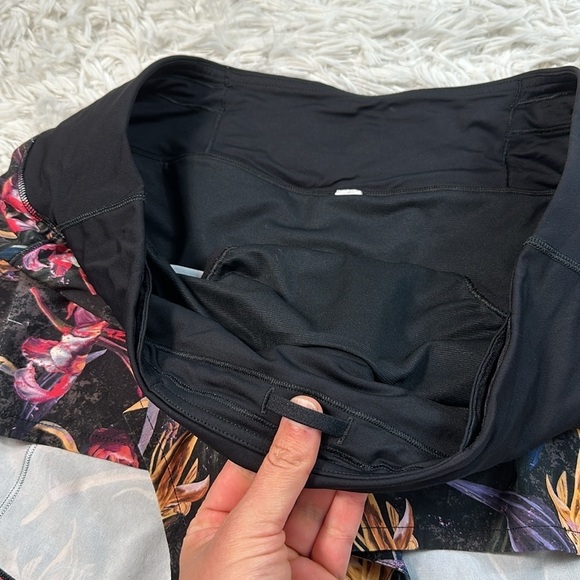 Lululemon Speed Up Mid-Rise Lined Short 4" Veiled Floral Black Multi / Black - Picture 2 of 6